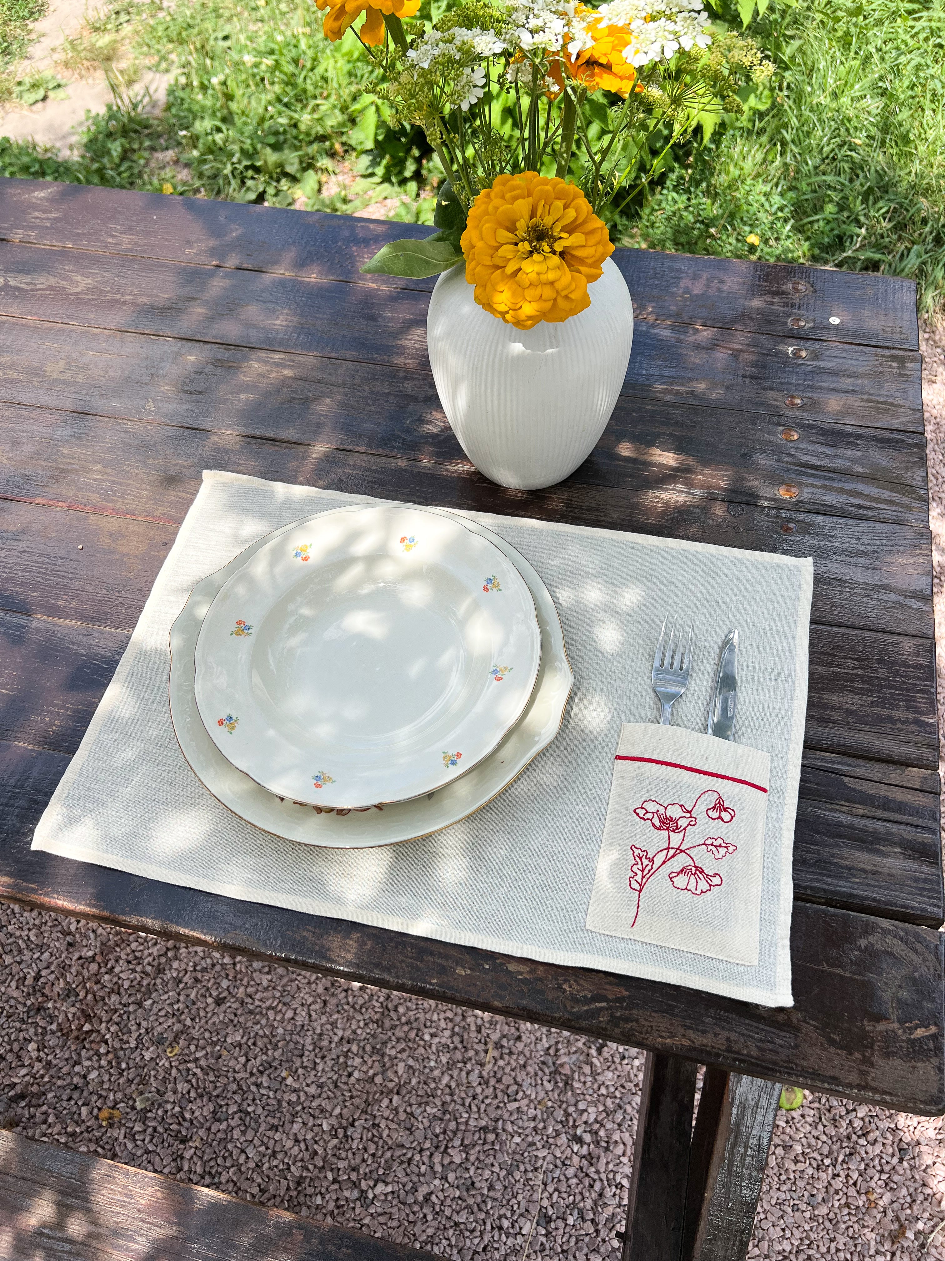 Бавовняний плейсмат з кармашком для приборів та вишивкою "Маки"